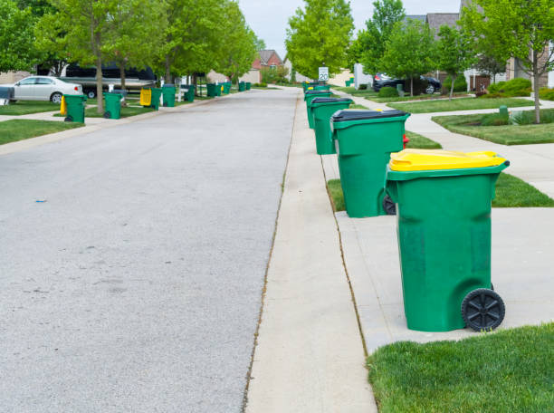 fila di bidoni della spazzatura allineati lungo il ciglio della strada - trash day foto e immagini stock