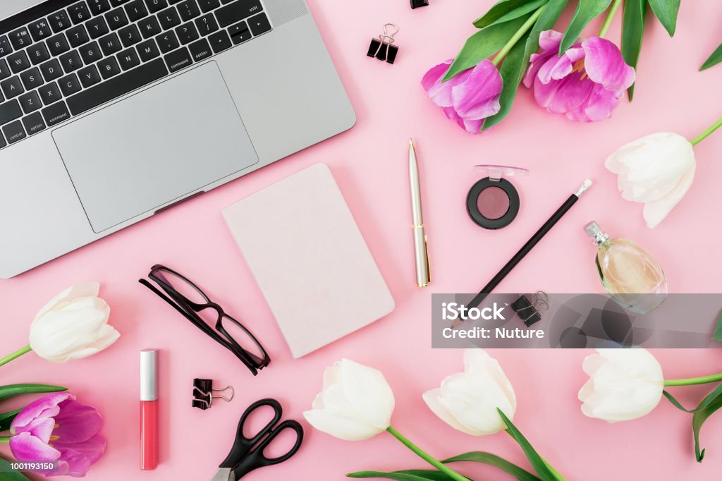 Escritorio De Oficina Con Ordenador Flores De Tulipán Cosméticos Gafas Diario Y Lápiz Sobre Fondo Rosa La Endecha Plana Vista Superior Foto de stock y más banco de imágenes de Belleza - Escritorio De Oficina Con Ordenador Flores De Tulipán Cosméticos Gafas Diario Y Lápiz Sobre Fondo Rosa La Endecha Plana Vista Superior Foto de stock y más banco de imágenes de Belleza -