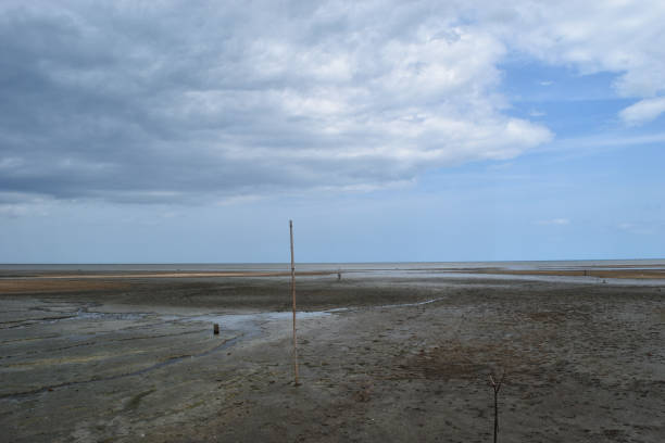 istock Sea tide on a clear day 1001193330