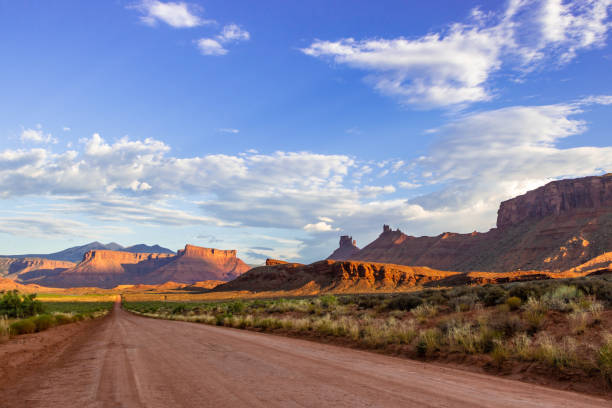 estrada de terra através do deserto de utah - moab utah cloud desert - fotografias e filmes do acervo