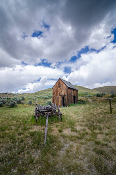 Abandoned buildings in Bannack State Park Old wagon in front of abandoned building in Bannack State Park, Montana. covered wagon horse cart snow winter stock pictures, royalty-free photos & images
