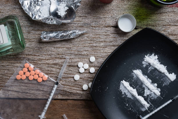 alcol, droghe, pillole su sfondo legno - alcohol drug abuse alcoholism pill foto e immagini stock