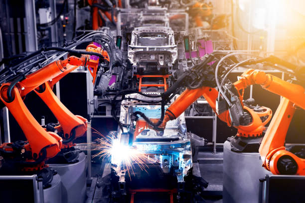 nell'officina di produzione industriale, il braccio robotico della linea di produzione automobilistica sta funzionando - equipment conformity car transportation foto e immagini stock