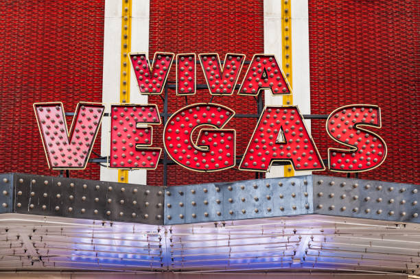 비 바 라스베가스 읽고 네온 사인의 클로즈업입니다. - viva las vegas 뉴스 사진 이미지