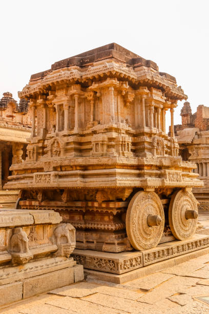 istock Chariot and Vittala temple at Hampi, India 1001298804