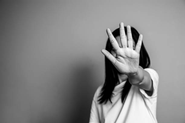 donna alzò la mano per dissuadere, campagna fermare la violenza contro le donne. donna asiatica alzò la mano per dissuadere con spazio di copia, colore bianco e nero - violenza donne foto e immagini stock