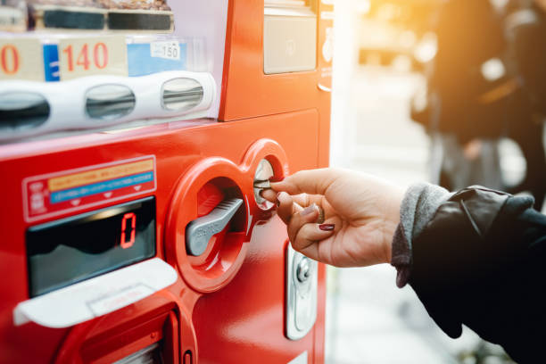 自販機にコインを挿入する女性の手のクローズ アップ。 - vending machine 写真 ストックフォトと画像