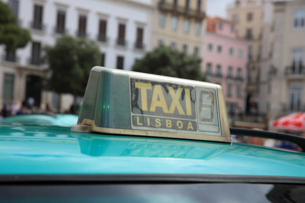 taksówka w lizbonie, stolicy portugalii. europa - taxi sign public transportation sign station zdjęcia i obrazy z banku zdjęć