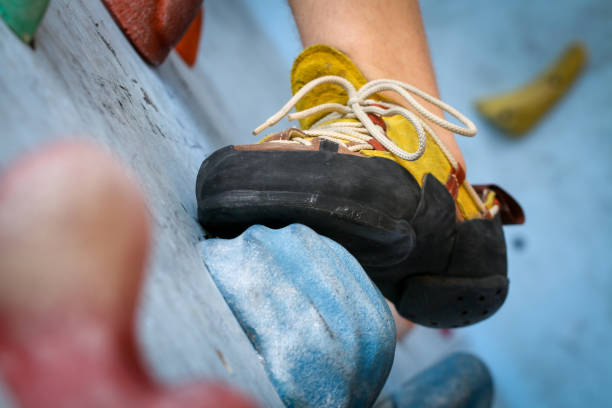 adolescente formação escalada na parede de escalada indoor - climbing wall rock climbing holding reaching - fotografias e filmes do acervo