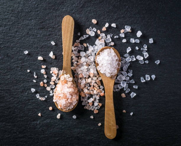 istock Two wooden spoons with pink himalayan and white kithchen salt 1001342012