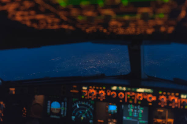 istock bagdad bij nacht vanuit de cockpit 1001379202