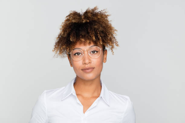 retrato de empresaria amistosa amercian afro - glasses women smiling human face fotografías e imágenes de stock