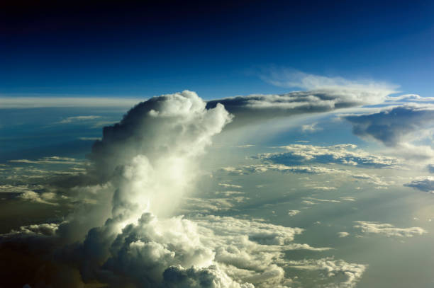 istock wolken gezien vanuit de cockpit 1001385850