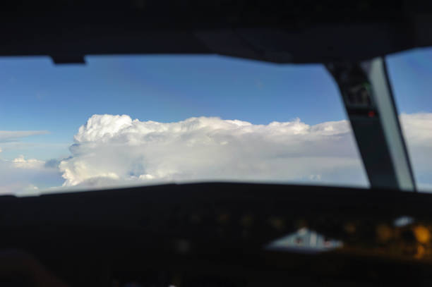 wolken gezien vanuit de cockpit