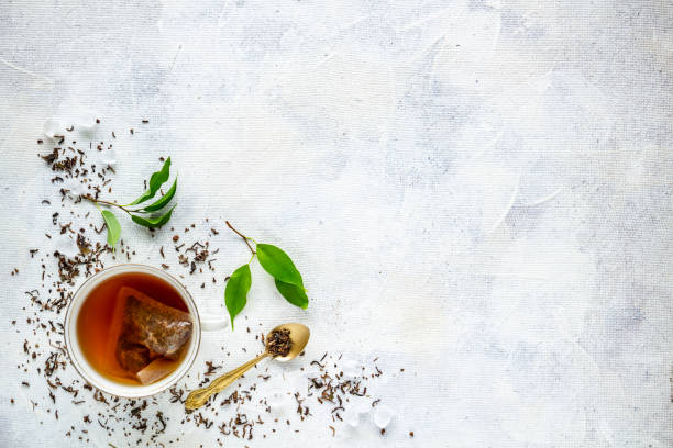 vue du haut d'une tasse de thé - culture du thé photos et images de collection