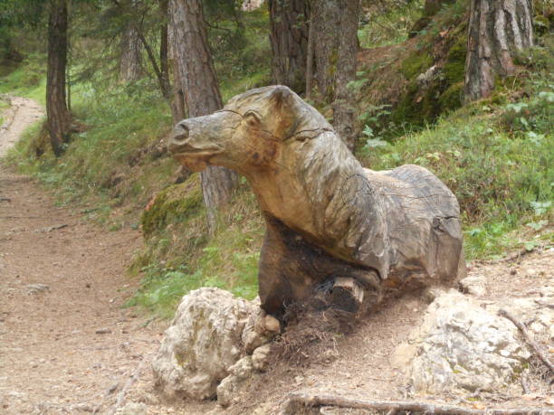 istock horse caved of wood 1001390082