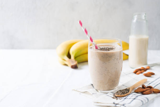 здоровый смузи банан миндальное молоко чиа - smoothie banana smoothie milk shake banana стоковые фото и изображения