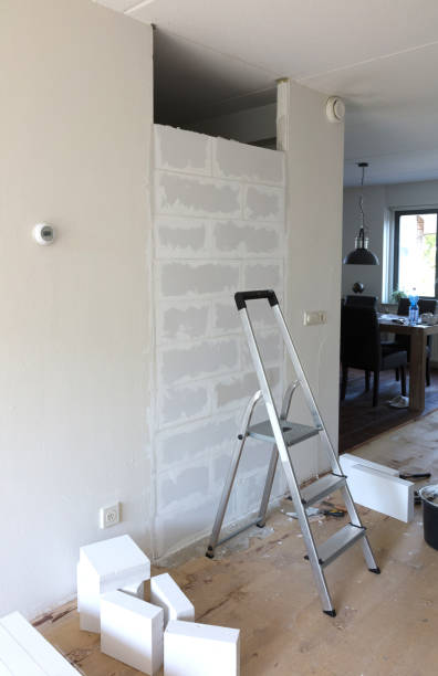 istock Building a small wall with lightweight concrete blocks 1001390506