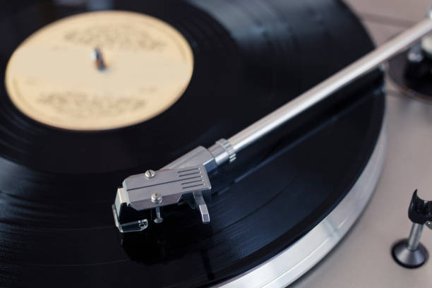 istock Record Player Tone Arm on a Spinning Vinyl Disc 1001397726