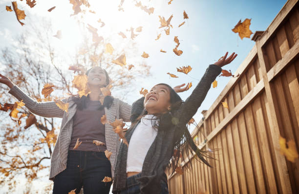 осень - лучший сезон из всех - family happiness outdoors autumn стоковые фото и изображения