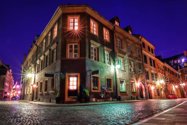 plaza de varsovia por la noche - warsaw old town square fotografías e imágenes de stock