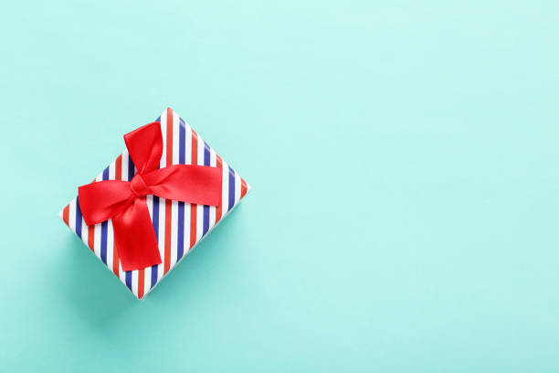 istock Gift box with ribbon on green background 1001428046