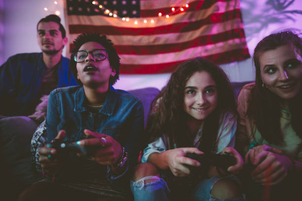 glücklich multiethnischen teenager freunde spielen von videospielen mit controllern - adolescence flag university people stock-fotos und bilder