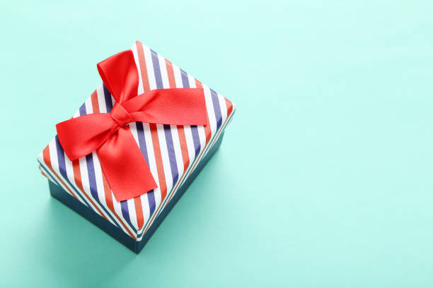 istock Gift box with ribbon on green background 1001435452