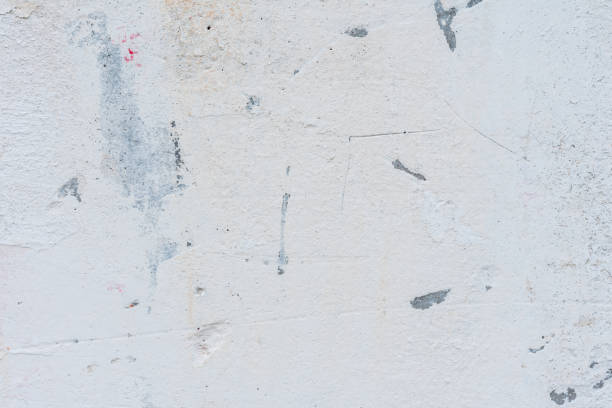 istock Wall fragment with attritions and cracks 1001469516