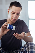 trauriger-mann-einige-schlaftabletten-nehmen.jpg?b=1&s=170x170&k=20&c=QvPBgPfTqmca2Ucrgre1F8IrIehBHcsgjAMKXy1jkec=