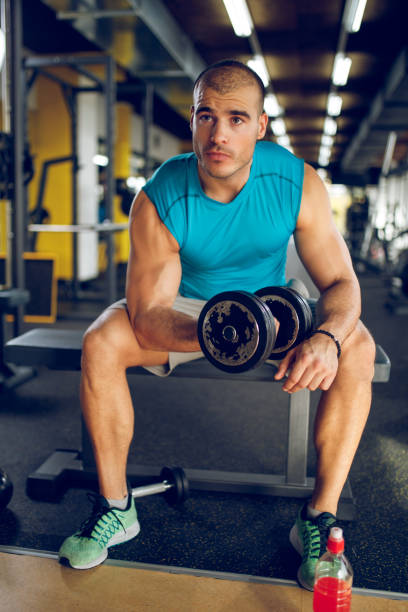 체육관에서 아령을 드는 근육 젊은이 - weights human arm male beauty sport 뉴스 사진 이미지