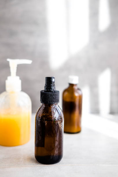 cosmetici spa biologici in bottiglie di vetro marrone - candlelight concrete bathtub candle foto e immagini stock