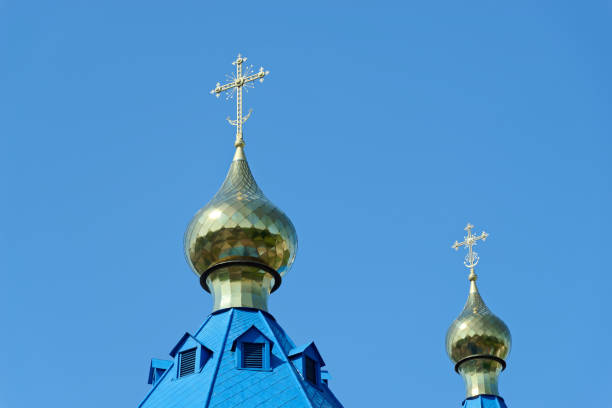 les toits bleus d’église orthodoxe russe contre clairement ciel bleu - cathedral russian orthodox clear sky tourism photos et images de collection