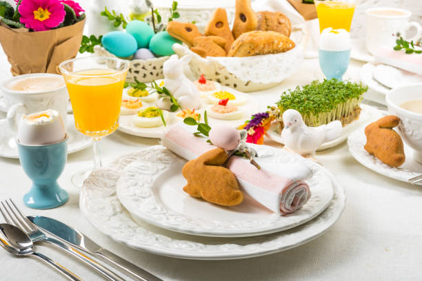 table de pâques  - retro revival food easter napkin photos et images de collection