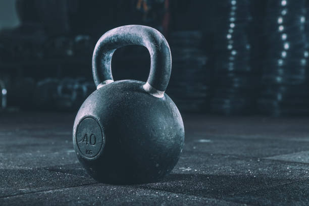 kettlebell training dans la salle de gym - muscular build wellbeing exercise equipment instructor photos et images de collection