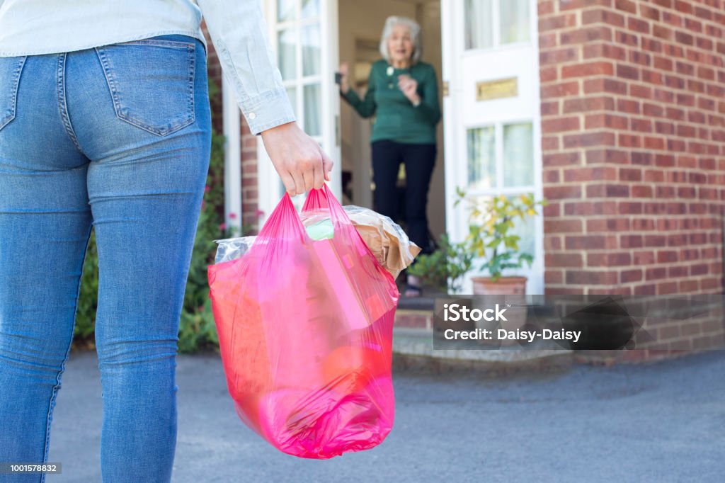 Nahaufnahme von Frau einkaufen für ältere Nachbarn - Lizenzfrei Nachbar Stock-Foto