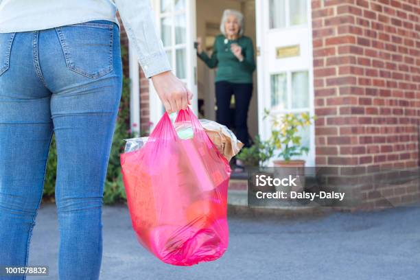 Nahaufnahme Von Frau Einkaufen Für Ältere Nachbarn Stockfoto und mehr Bilder von Nachbar - Nachbar, Liefern, Lebensmittel-Einkauf
