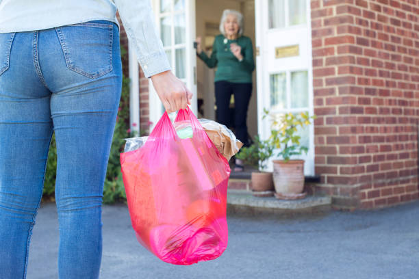 수석 이웃에 대 한 쇼핑을 하 고 여자의 클로즈업 - shopping women bag old 뉴스 사진 이미지