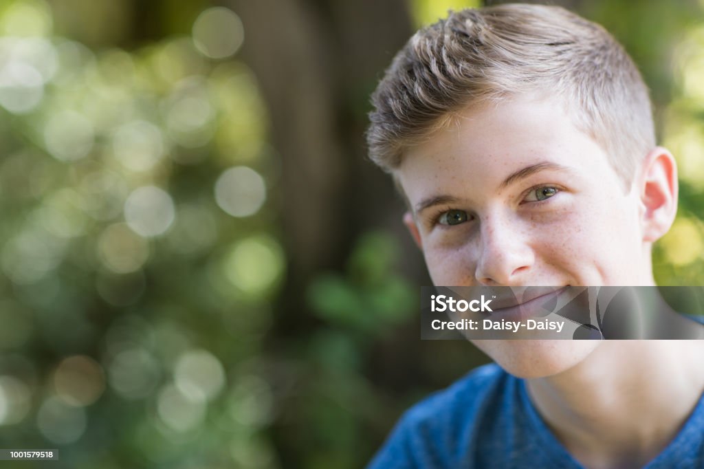 Retrato de adolescente feliz sentado ao ar livre - Foto de stock de Meninos Adolescentes royalty-free