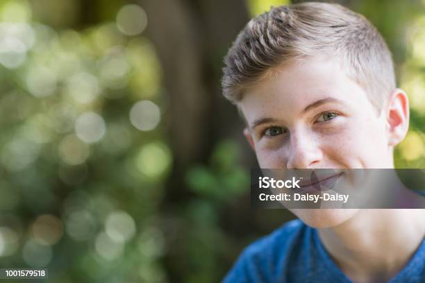 Foto de Retrato De Adolescente Feliz Sentado Ao Ar Livre e mais fotos de stock de Meninos Adolescentes - Meninos Adolescentes, 14-15 Anos, Retrato