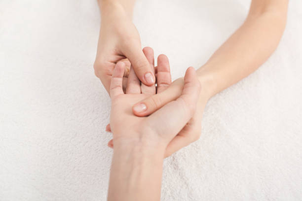 hand massage closeup, acupressure - massage therapist massaging sport beautician imagens e fotografias de stock