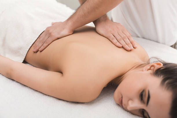 massaggio classico del corpo presso l'ufficio fisioterapista - alternative therapy massaging clinic health spa foto e immagini stock