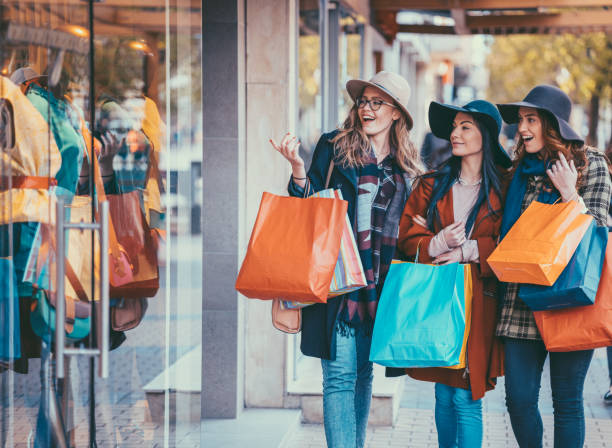 frauen-wochenende - city street street shopping retail stock-fotos und bilder