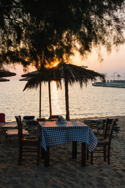 istock Silhouette of romantic restaurant at the beach 1001592264