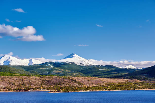 reservatório de dillon e montanha de cisne. montanhas rochosas, colorado - swan - fotografias e filmes do acervo