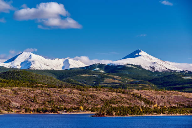 reservatório de dillon e montanha de cisne. montanhas rochosas, colorado - swan - fotografias e filmes do acervo