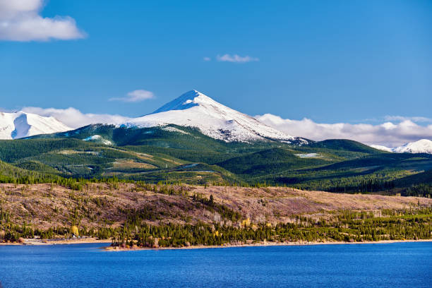 reservatório de dillon e montanha de cisne. montanhas rochosas, colorado - swan - fotografias e filmes do acervo