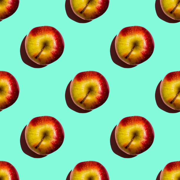 istock Seamless pattern of apples on green background 1001597516