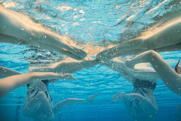 ragazze che praticano - synchronized swimming swimming sport symmetry foto e immagini stock