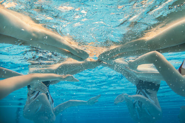 girls practicing - synchronized swimming swimming sport symmetry imagens e fotografias de stock